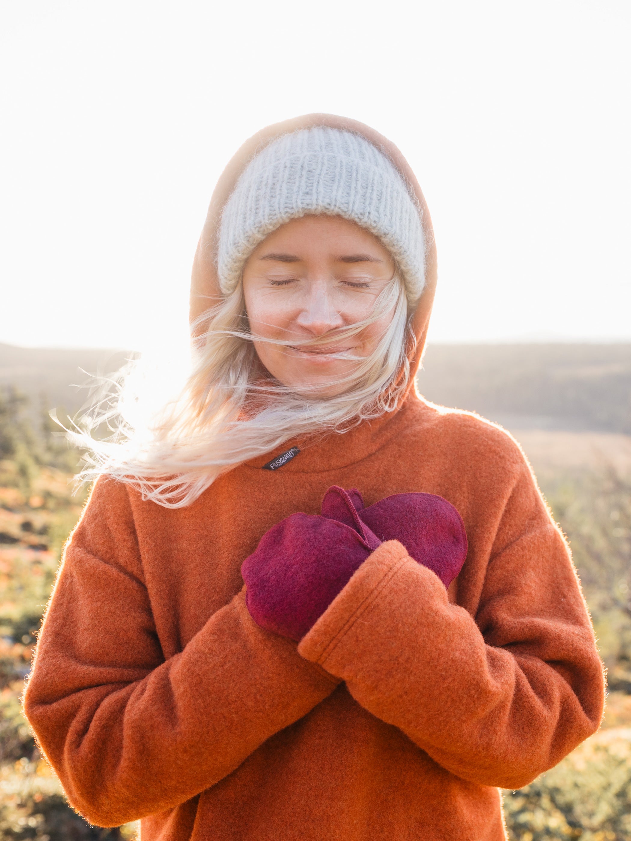 Ruskovilla villafleecehuppari hilla ja lapaset villafleeceä, karpalo