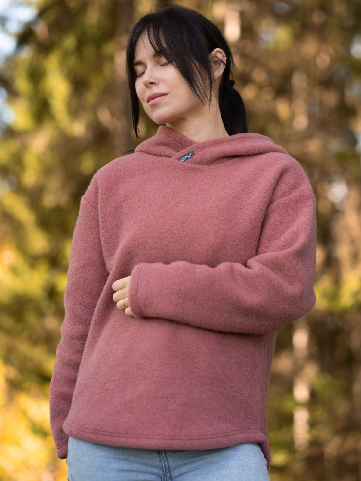 Villafleecehuppari, ruusu, unisex, tummahiuksisen naisen päällä edestä päin kuvattuna