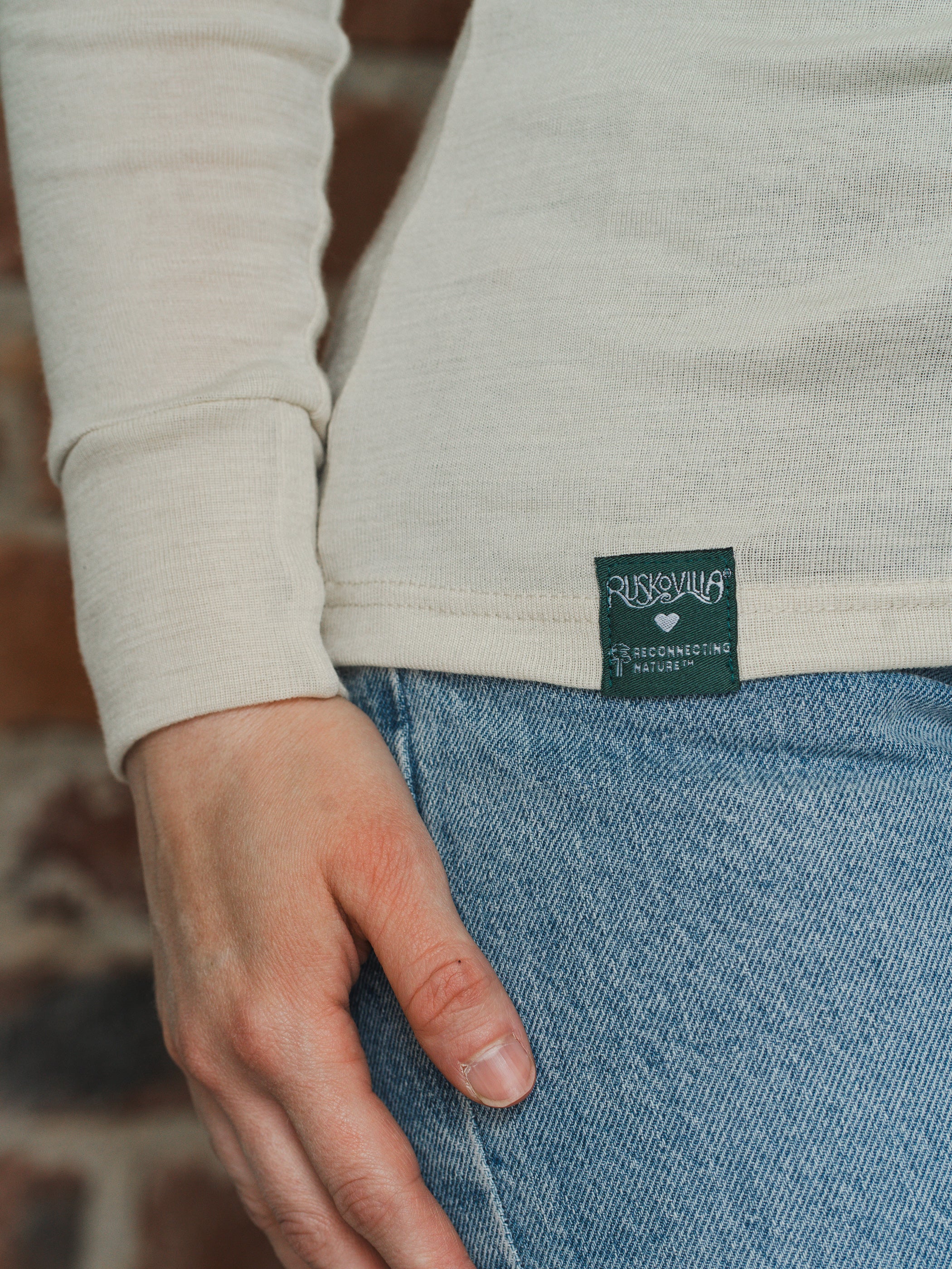 Yksityiskohta Ruskovillan Metsä-malliston paidasta