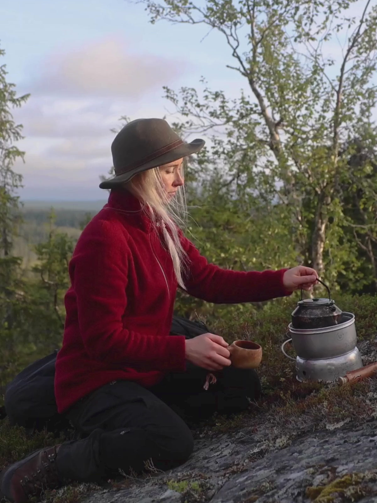 Video Ruskovillan naisten karpalon sävyisestä villafleecetakista.