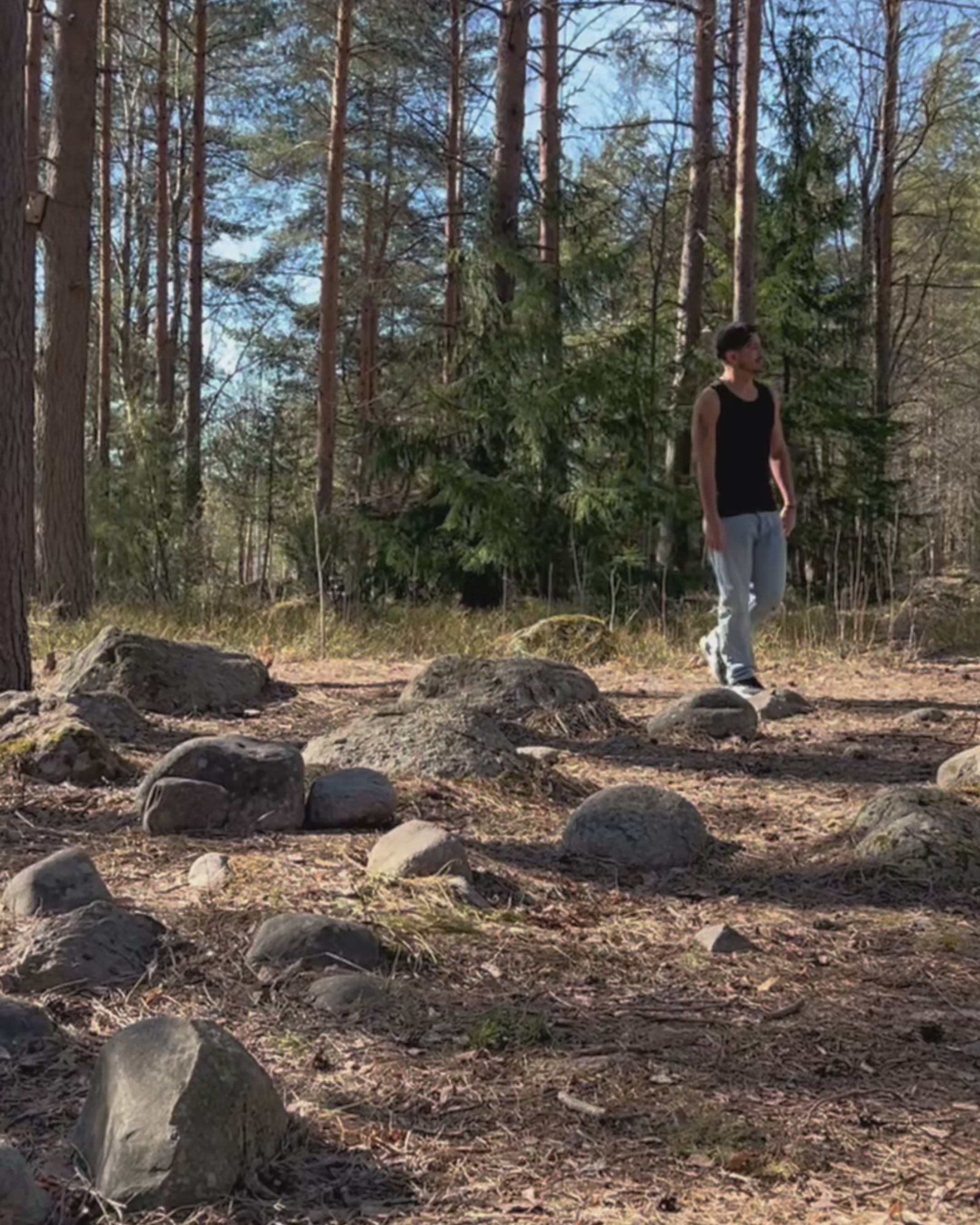Video Ruskovilla musta hihaton silkkipaita