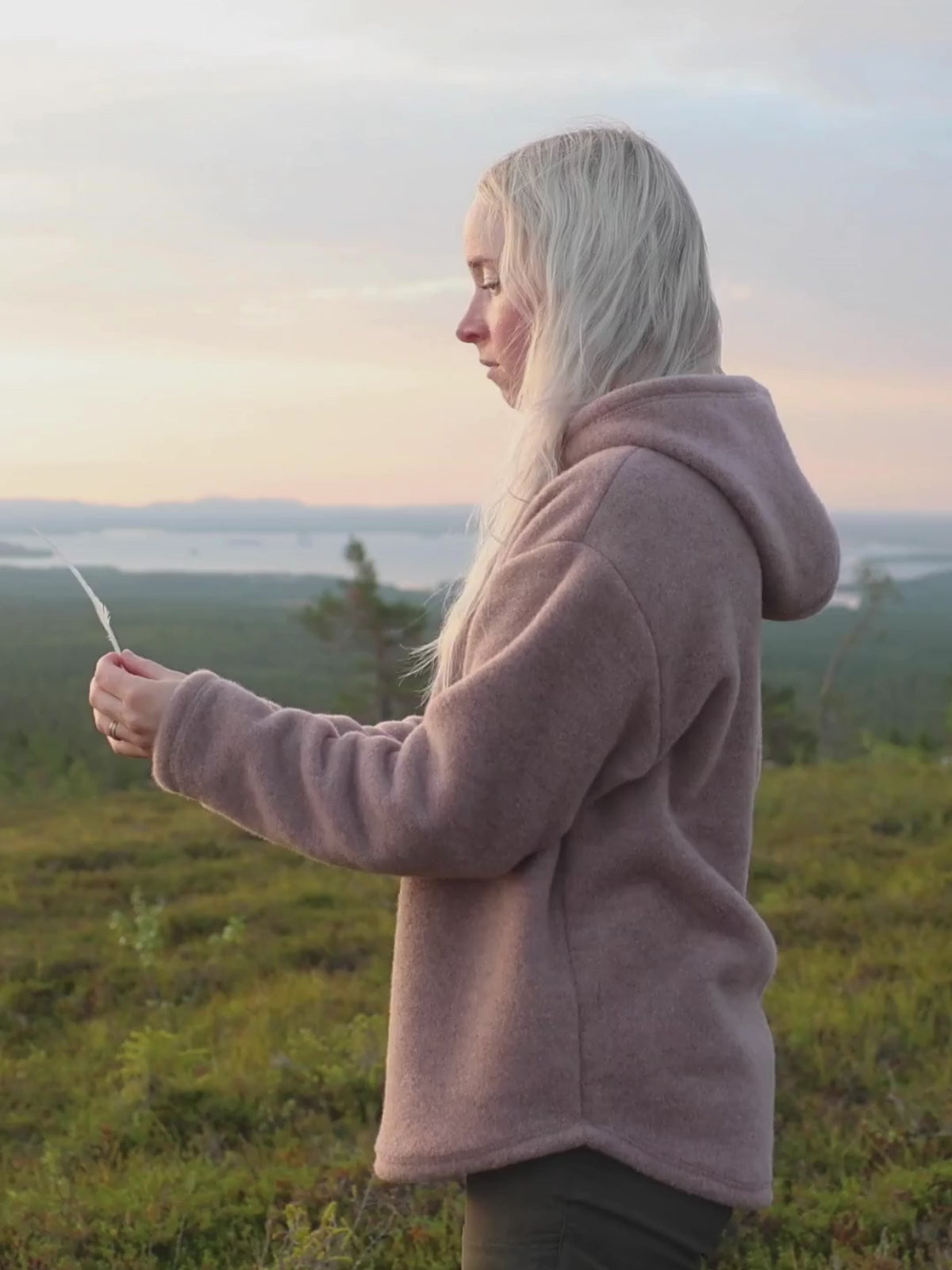 Video Ruskovillan kanervan sävyisestä villafleecehupparista