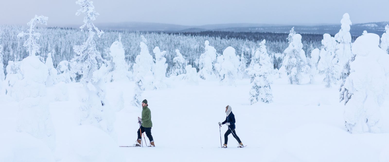 Ruskovillan villafleecetakit ja -housut hiihtäjillä talvisessa Lapissa