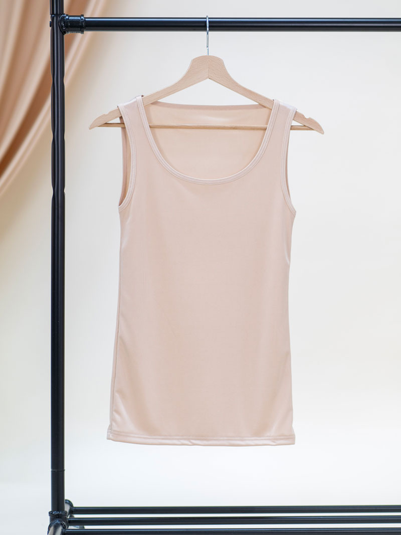 Ruskovillan puuterinsävyinen luomusilkkinen naisten hihaton paita / Ruskovilla organic silk top for women in powder shade