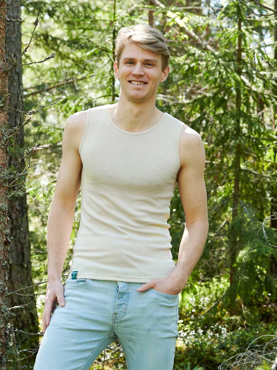 Ruskovillan aikuisten unisex-mallinen hihaton Metsä-paita miehellä