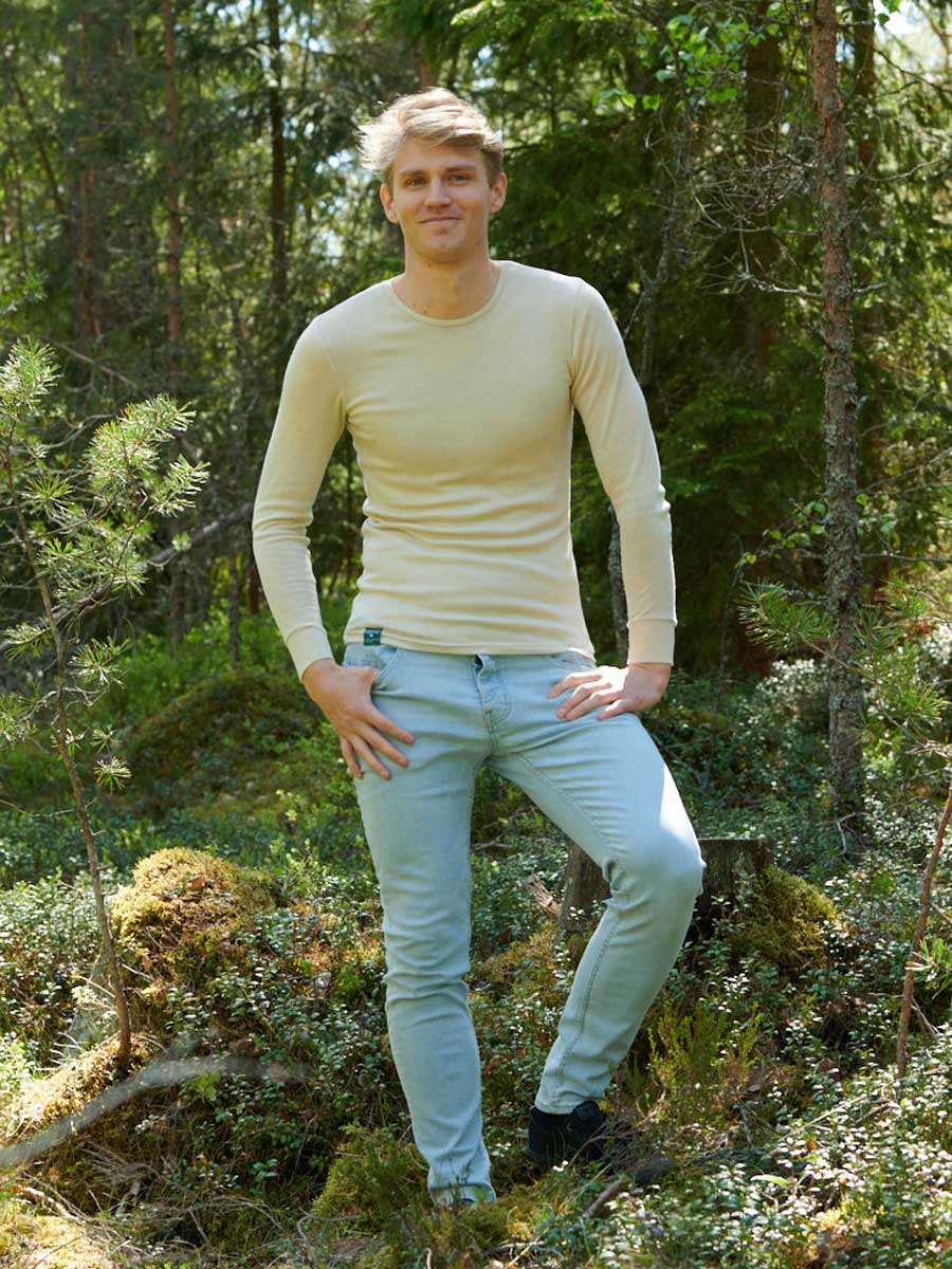 Ruskovilla Metsä Re-Connecting Nature aikuisten unisex-aluspaita miehen päällä