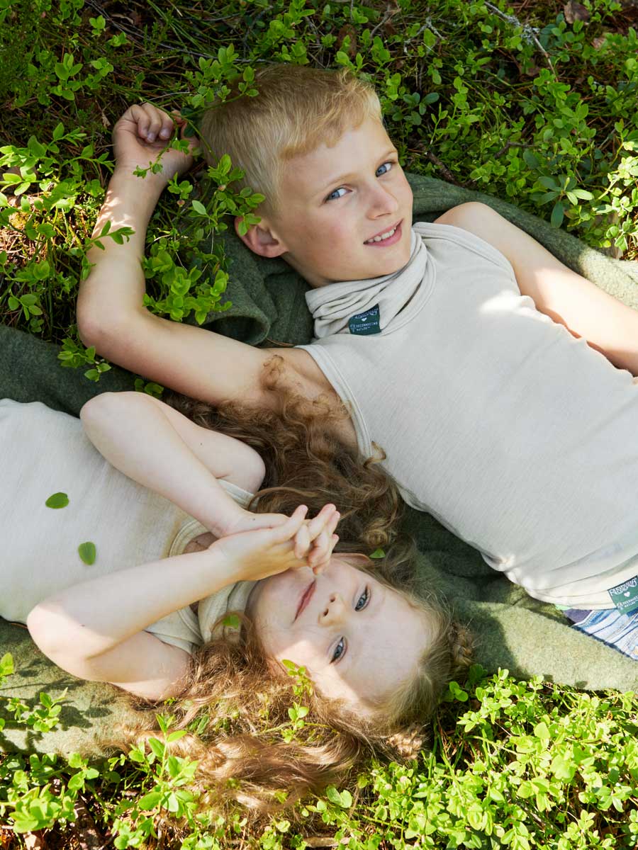 Lasten silkkivillainen Metsä-tuubihuivi sisältää Re-Connecting Nature® -metsäuutetta