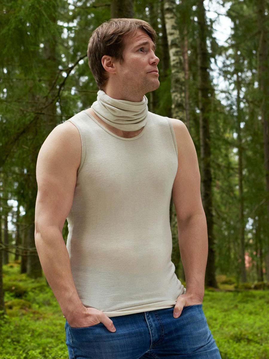 Ruskovillan aikuisten unisex-mallinen hihaton Metsä-paita miehellä