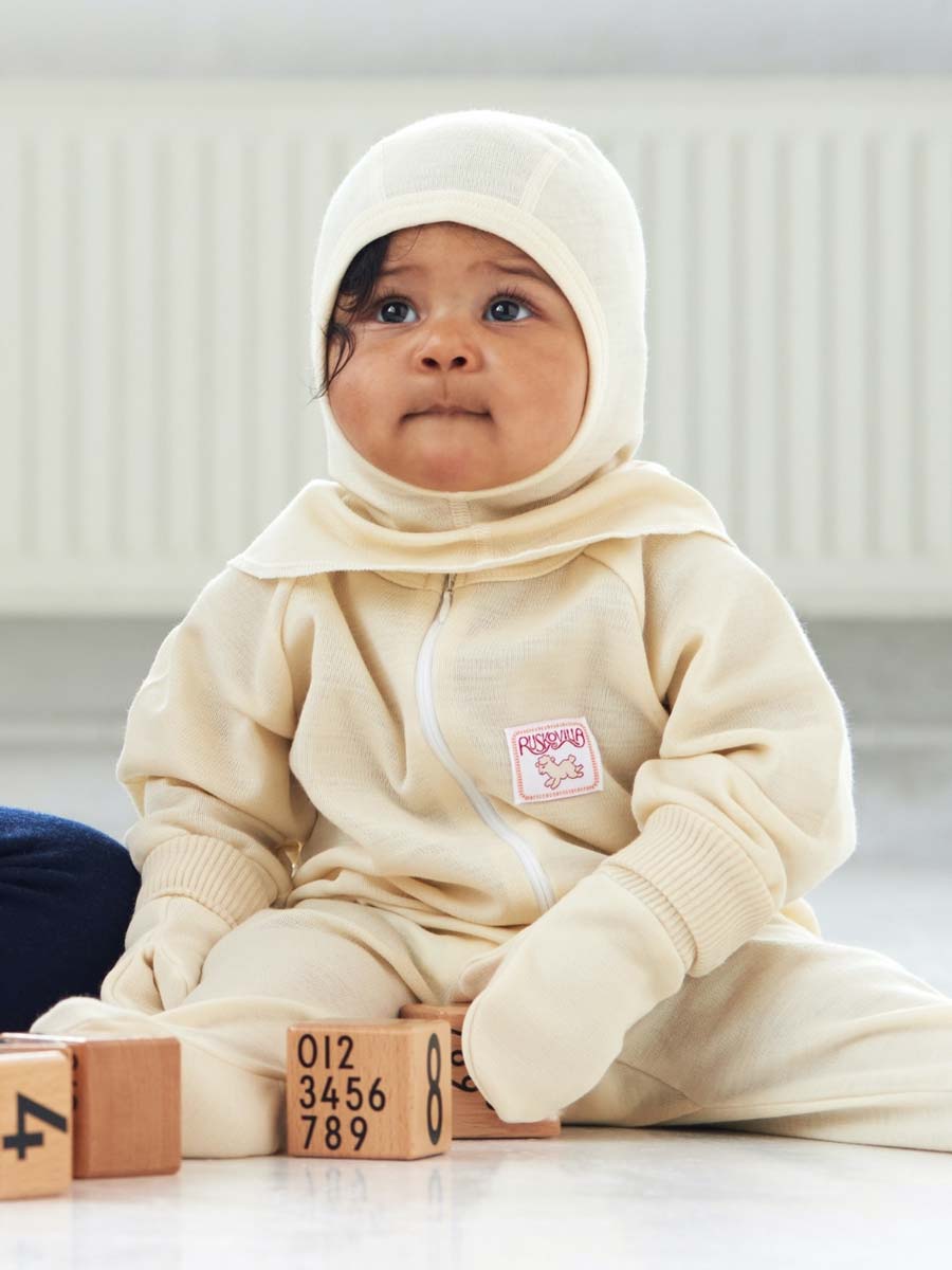 Ruskovillan vauvan valkoinen kypärämyssy